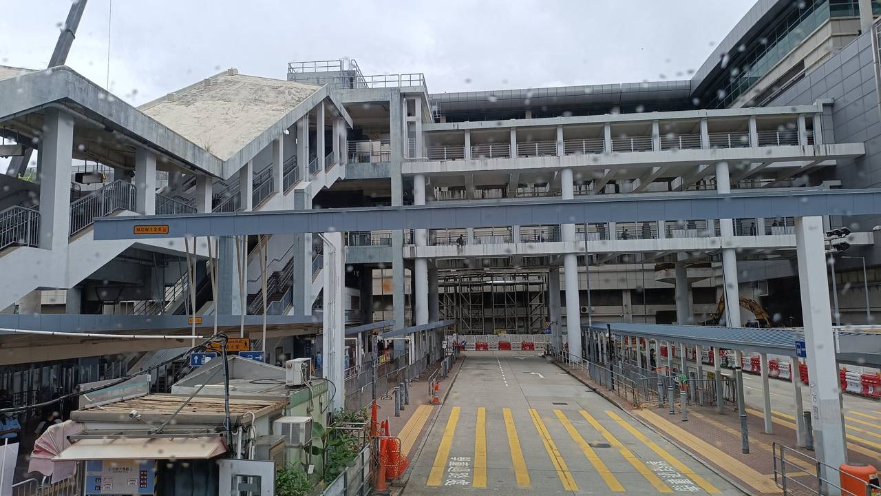 落馬洲支線管制站口岸天橋及公共運輸交匯處